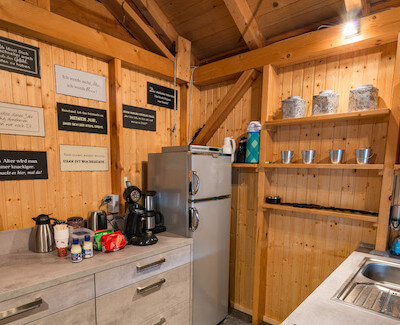 Innenbereich der Grillhütte im Feriendorf Schwarzholz