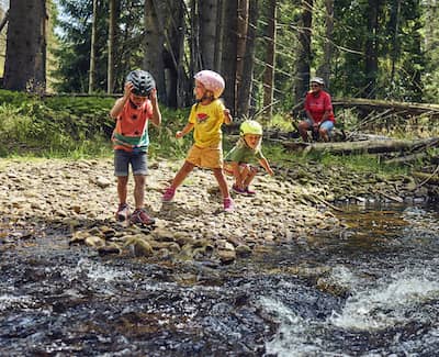 Beim Spielen im Wald im Feriendorf Schwarzholz