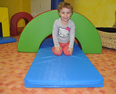 Kind beim Spielen im Feriendorf Schwarzholz