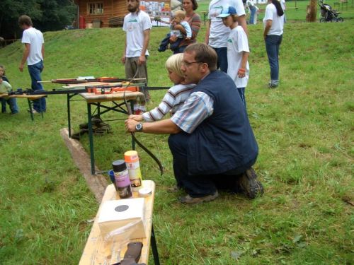 Vater und Sohn beim Bogeschießen im Naturcamp