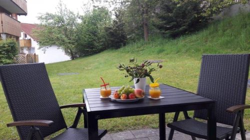 Terrasse mit Frühstückstisch